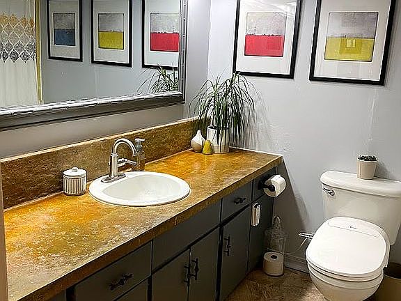 Front Bathroom (1 of 3)