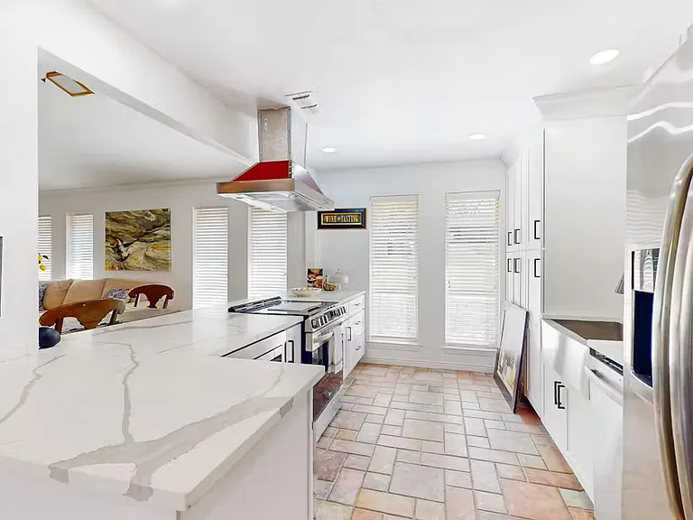 144 Sunset Dr — Photo 1