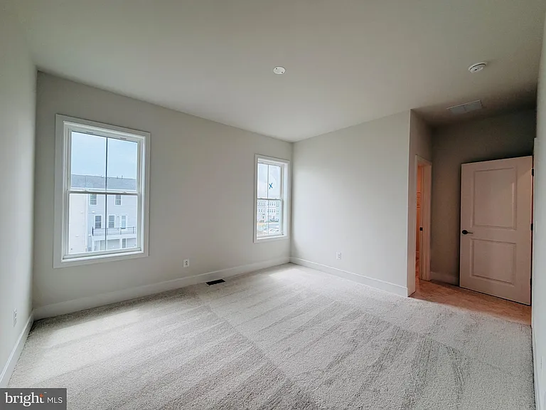135 Heyford Dr — Photo 41