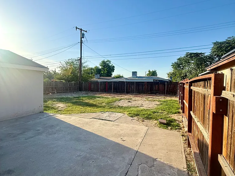 1016 Meredith Dr — Photo 13