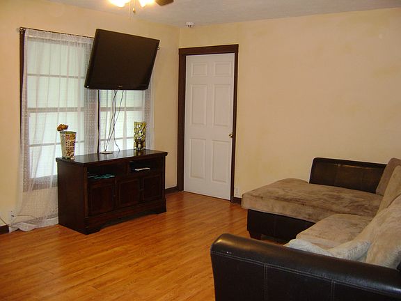 4th image of 460 Starlin Dr