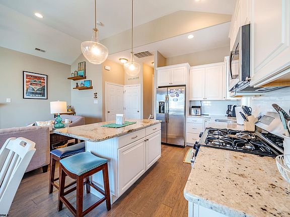 5th image of 411 Asbury Ave #2