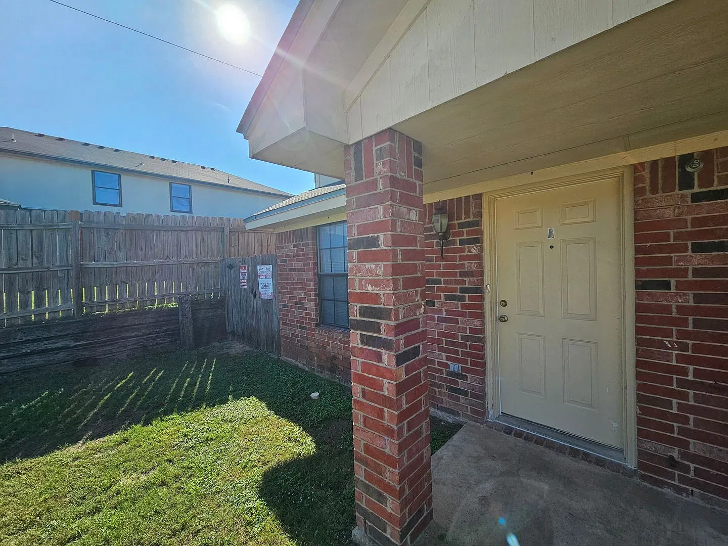 1006 Lansberry Ct — Photo 3