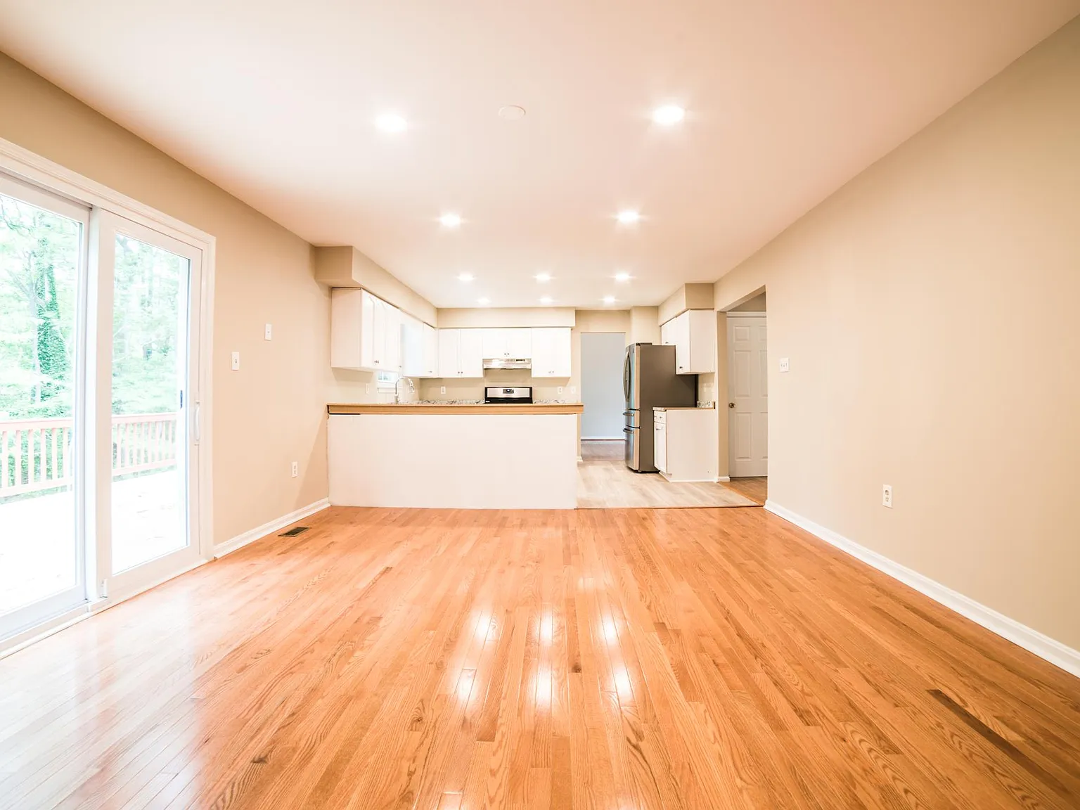 5 bed, 3.5 bath, 2500 sqft, $3,299 — Photo 2