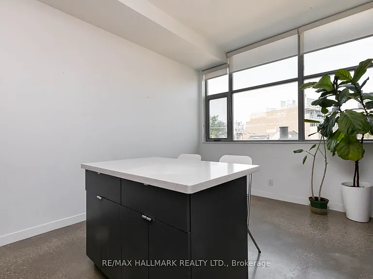 549 King St E #306 — Photo 8