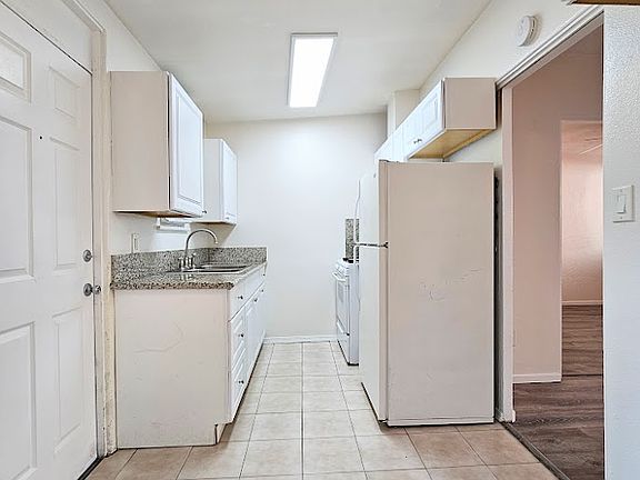 4th image of 3994 Ingraham St APT A