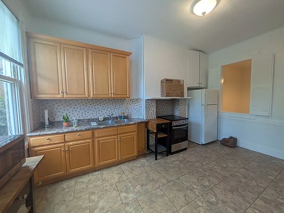 2nd image of 992 Hart St #2B