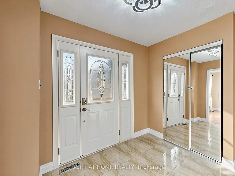 86 Howlett Ave — Photo 4