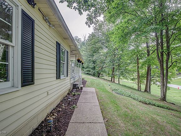 3rd image of 427 Apple Hill Dr