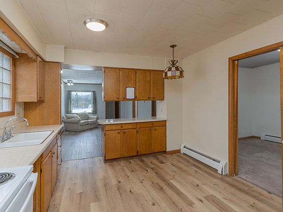 5th image of 412 Amber St