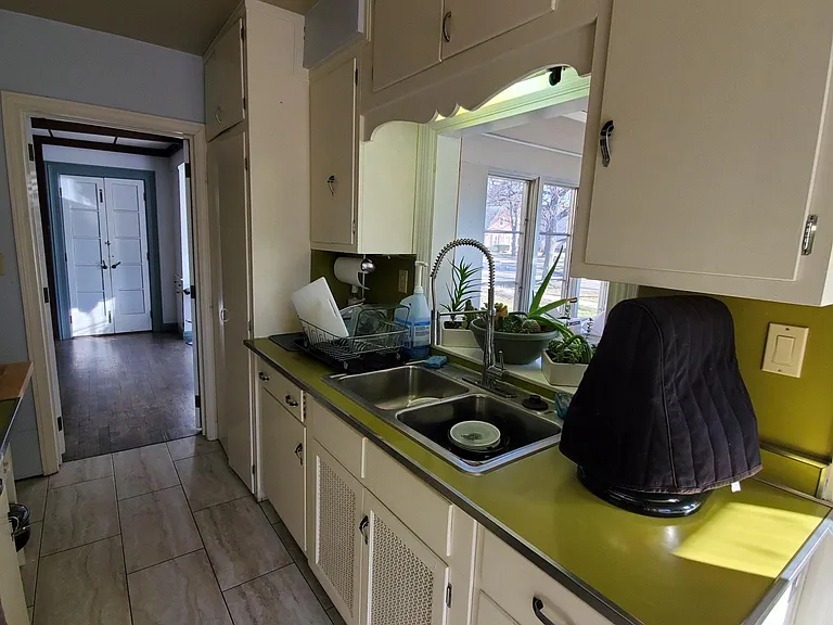 233 N Summit St — Photo 6