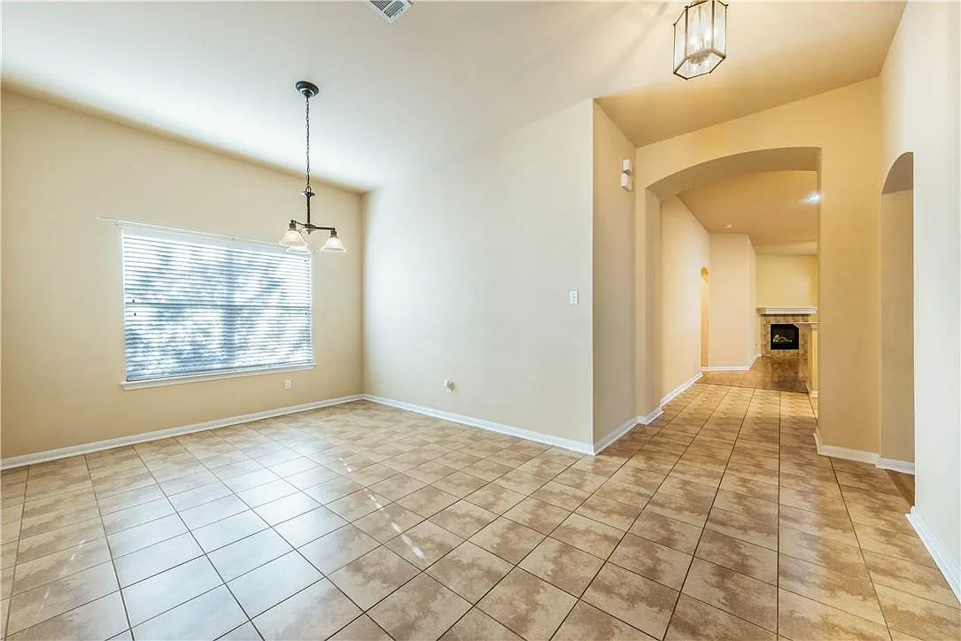 3 bed, 2.0 bath, 2259 sqft, $2,300 — Photo 4