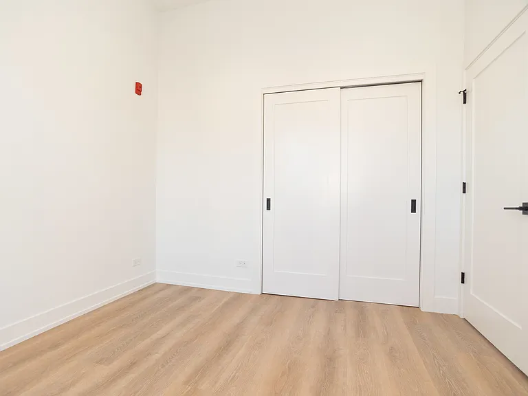 2042 W Irving Park — Photo 40