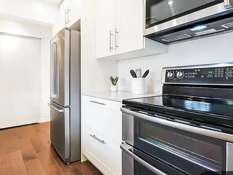 2530 Clairemont Dr #301 — Photo 3