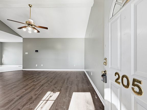 4th image of 205 Sheridan Cir