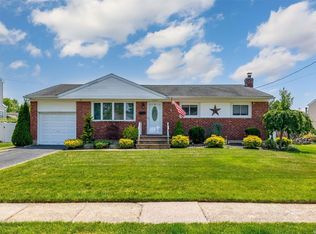 354 Balchen St, Massapequa Park, NY 11762