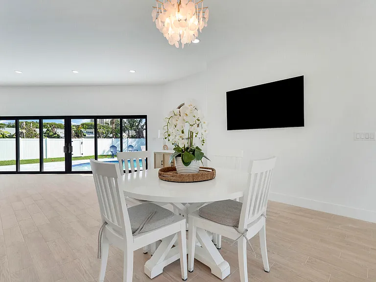 1248 N Harbor Dr — Photo 8