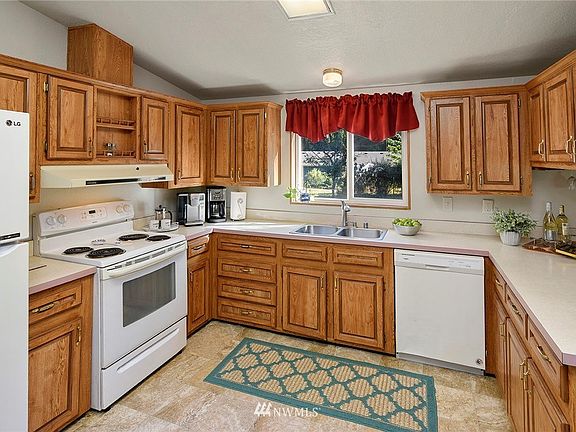 3rd image of 120 E Sea Vista Ln