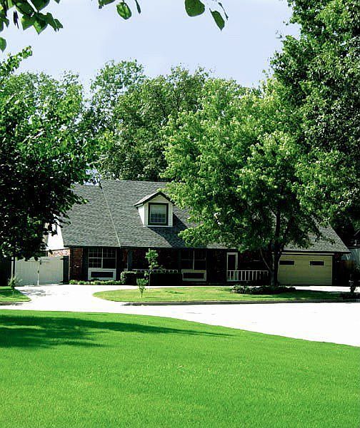 Great neighborhood! Circle drive, 2 driveways, RV pad