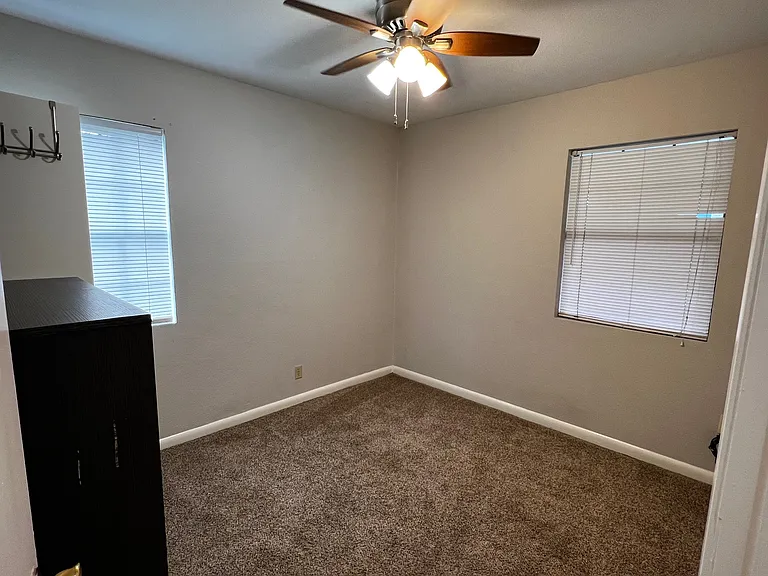 724 Kyle St — Photo 15