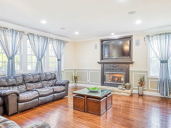 4th image of 161 Old Westbury Rd