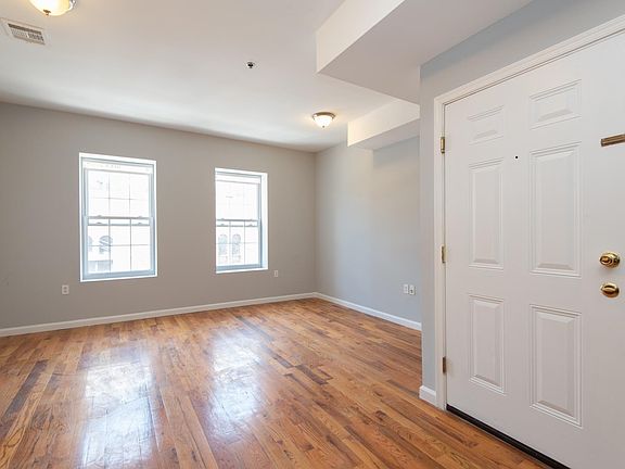 5th image of 236 Van Horne St