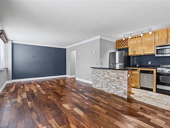 4th image of 700 E 8th St Unit 4E