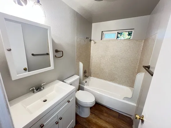 300 Westlake Village, 300 5th St APT 4, Woodland, WA 98674