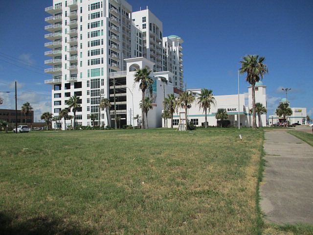 1st image of 827 University Blvd