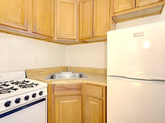 3rd image of 315 W 20th St #2D