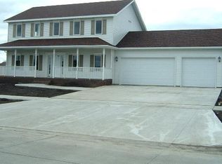 619 Mighty Acres Dr, Grand Forks, ND 58201