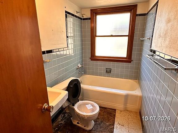 8th image of 9857 Lilac Dr