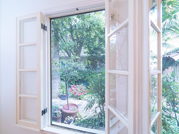 4th image of 226 S Poinsettia Pl #3/4