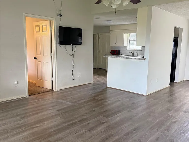 151 Country Oaks St — Photo 2