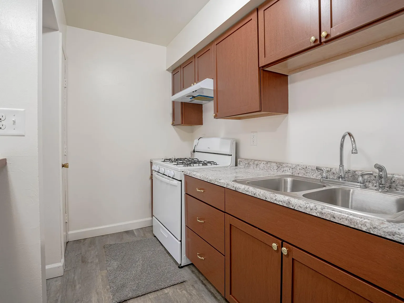 1 bed, 900 sqft, $995 — Photo 3