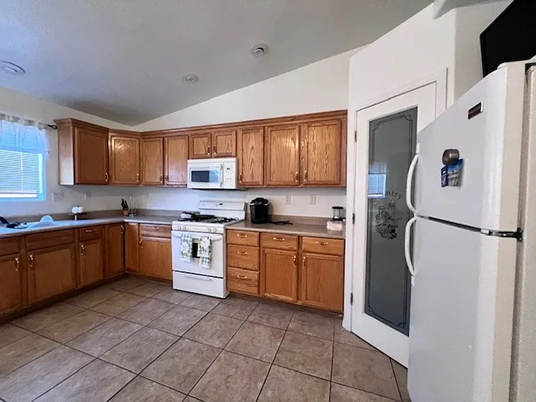 335 Riverwood Ln — Photo 8