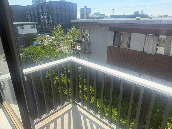 3rd image of 122 E 18th St #302