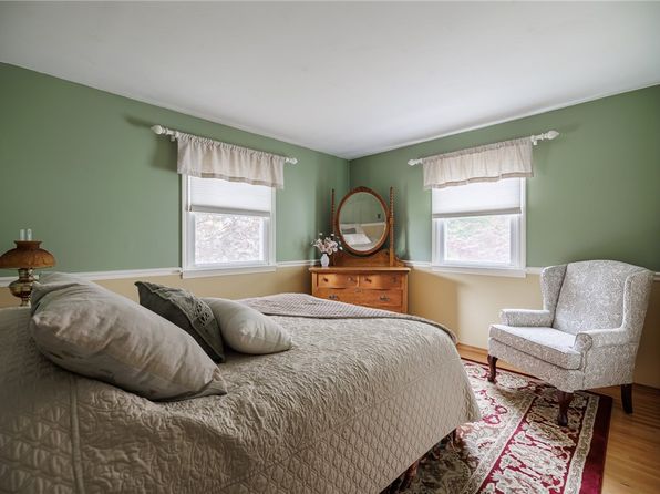 151 Brentwood Ln, Fairport, NY 14450