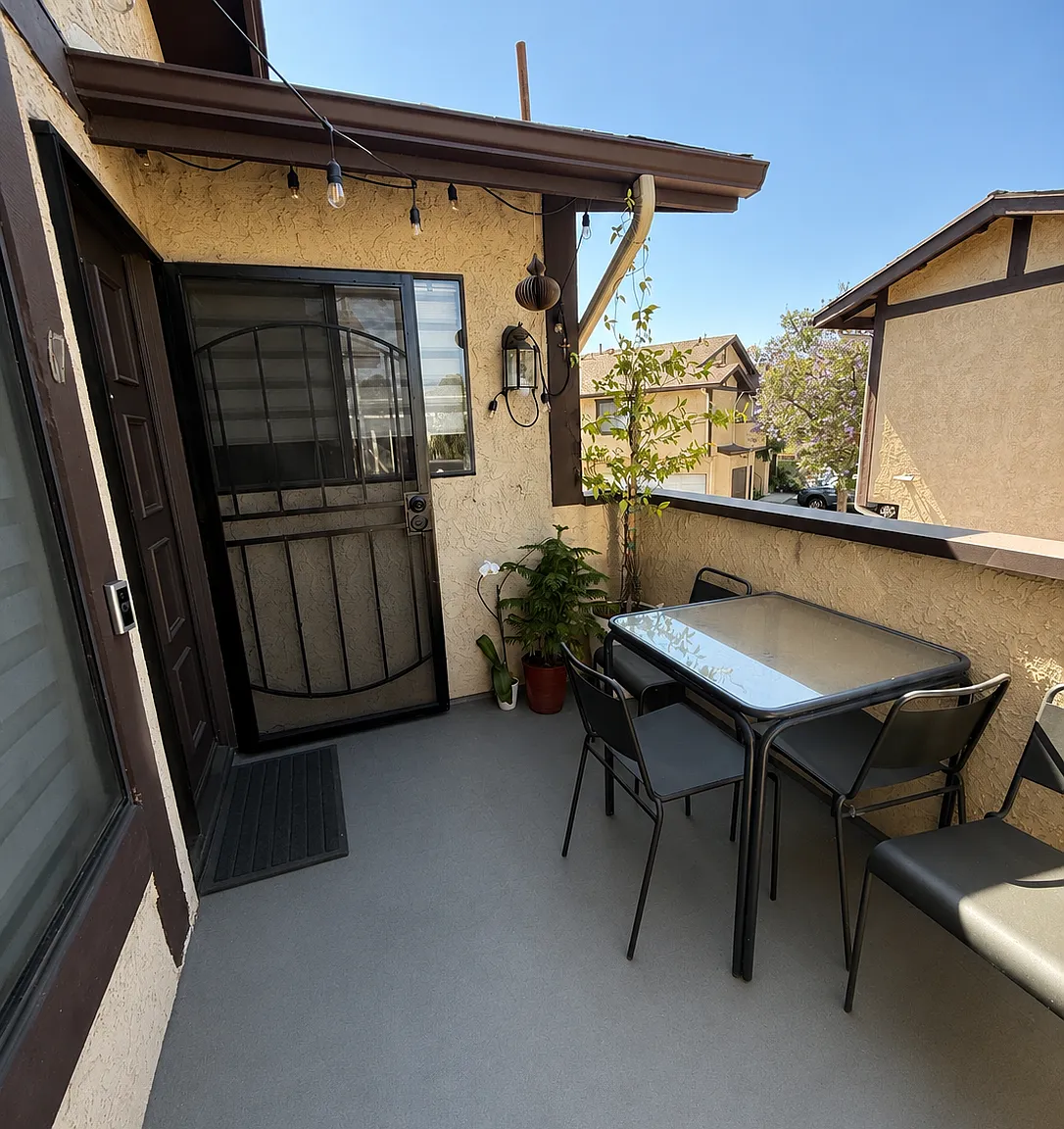 3 bed, 1.5 bath, 927 sqft, $3,200 — Photo 1