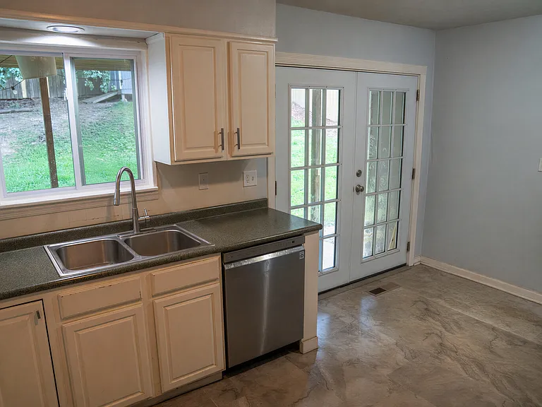1910 Honeycut Ln — Photo 13
