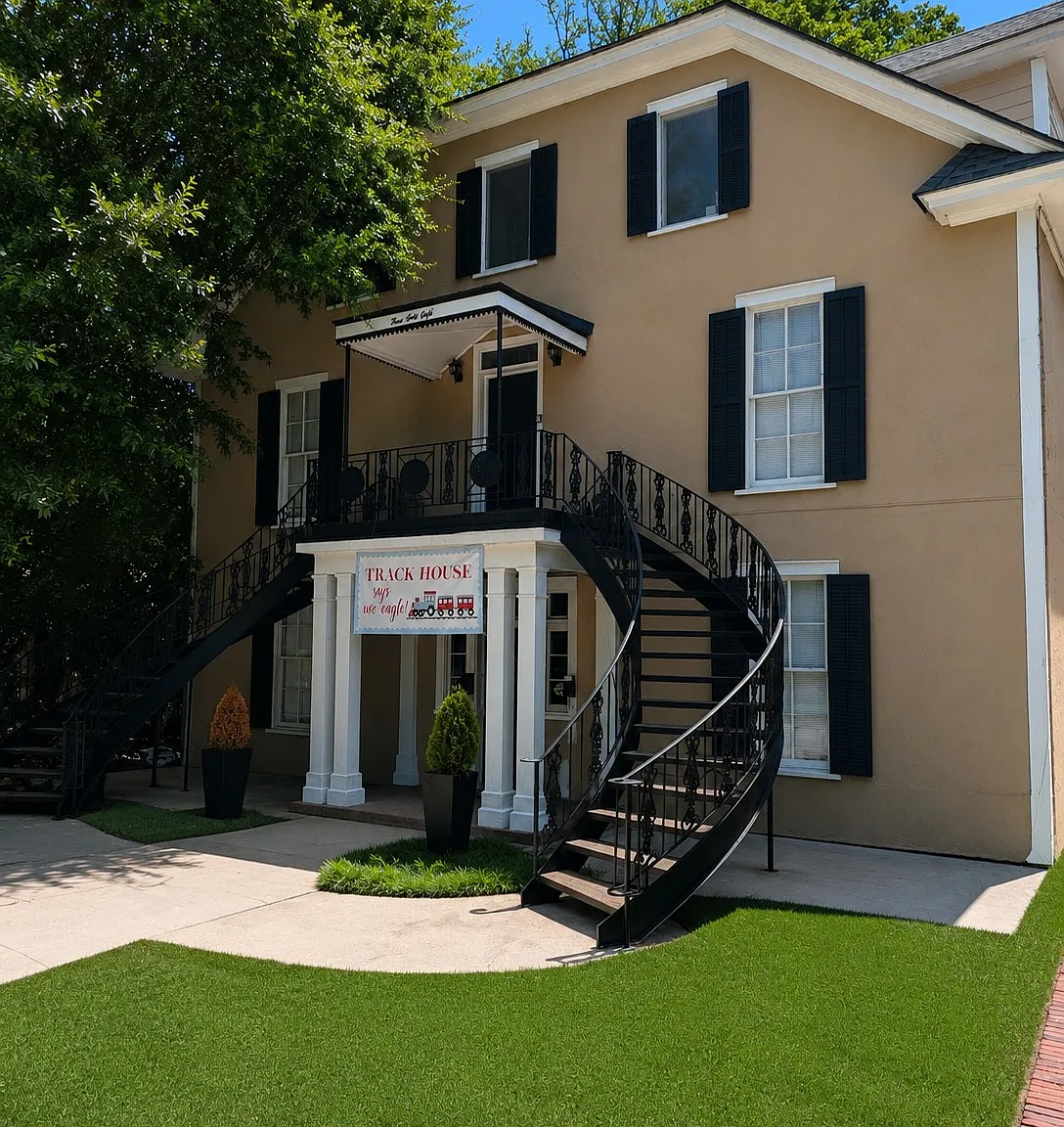 6 bed, $2,800 — Photo 2