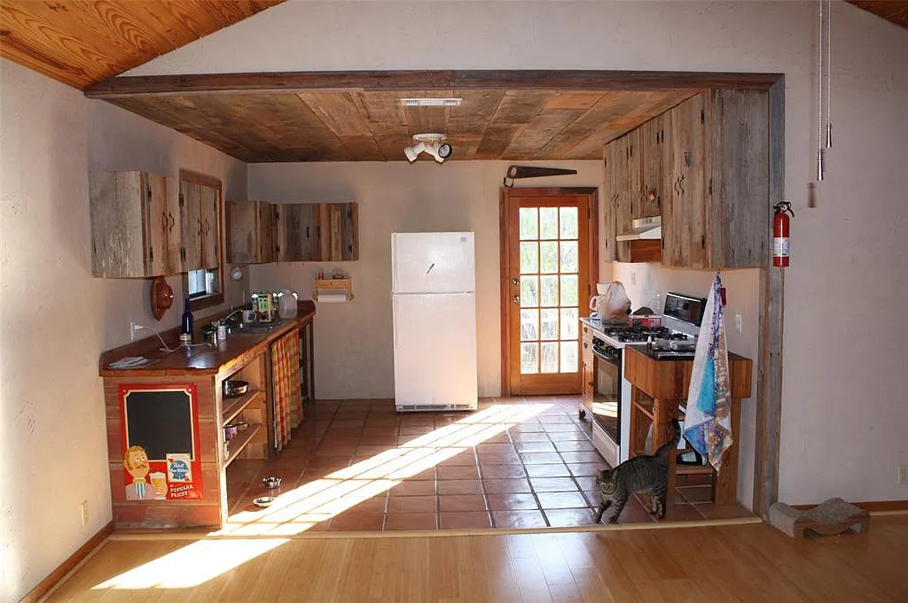 3 bed, 2.0 bath, 1312 sqft, $2,100 — Photo 3