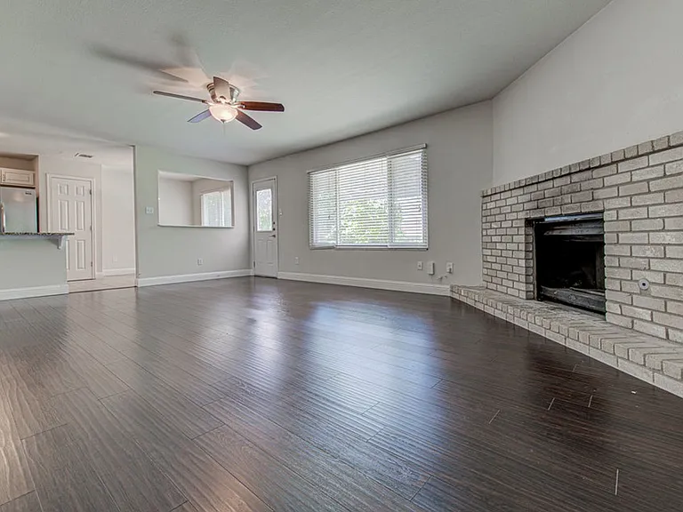 1711 Cricket Hollow Dr — Photo 3