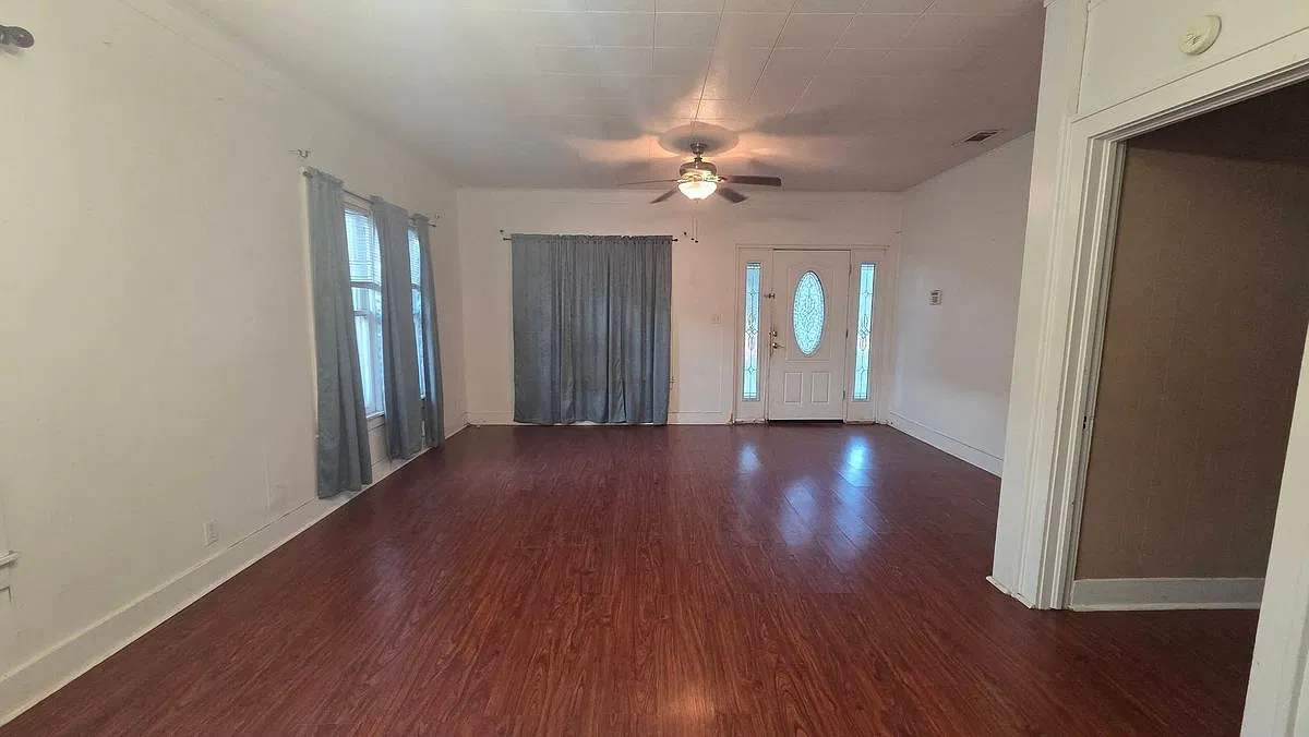 3 bed, 2.0 bath, 1350 sqft, $1,300 — Photo 2