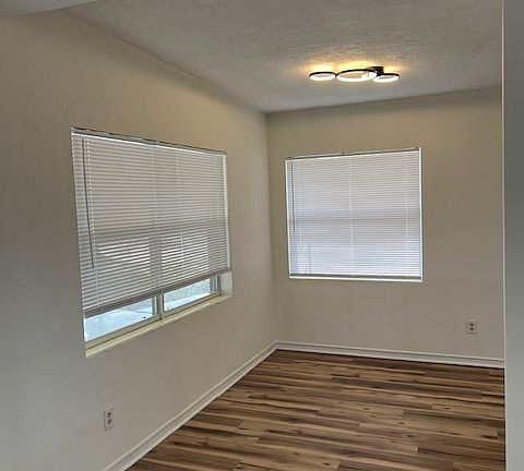 5th image of 4401 Marilyn Ave