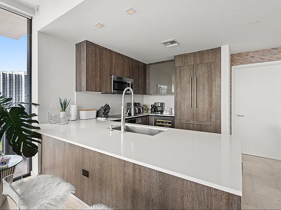 5th image of 950 Brickell Bay Dr #131