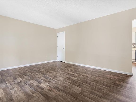 3rd image of 1490 Lindsay Ln