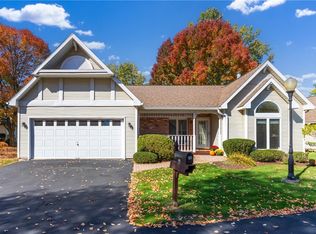 26 Village Gate Ct, Williamsville, NY 14221