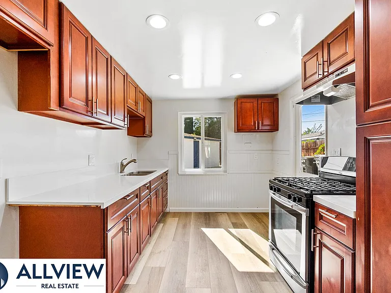 452 South Shaffer Street — Photo 6