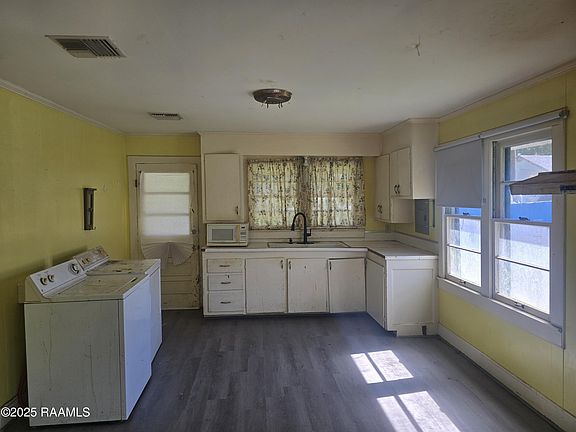 2nd image of 1002 Loraine St